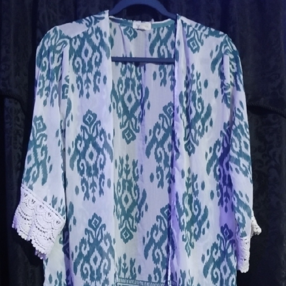 Elegant Teal Patterned Kimono with Lace Trim